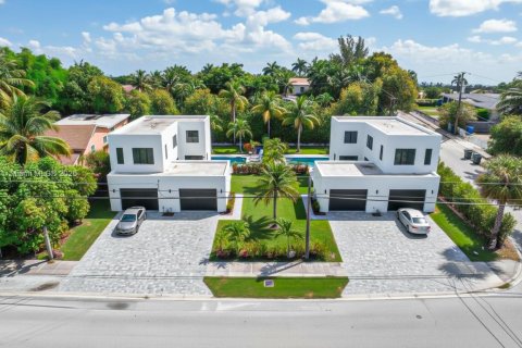 Commercial property in Miami, Florida 138.7 sq.m. № 1947982 - photo 1