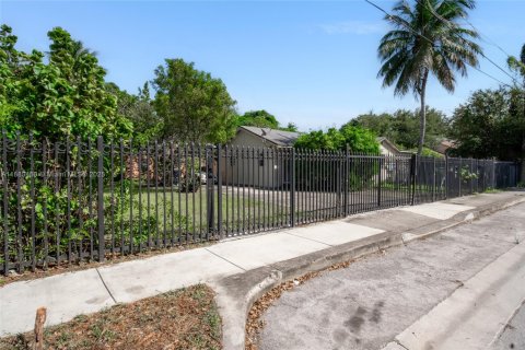 Commercial property in Miami, Florida 138.7 sq.m. № 1947982 - photo 10