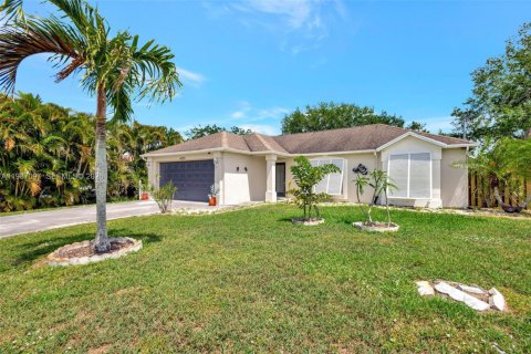 House in Port St. Lucie, Florida 3 bedrooms, 133.78 sq.m. № 2049164