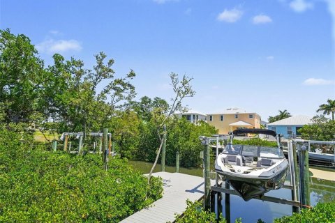 House in Apollo Beach, Florida 4 bedrooms, 251.39 sq.m. № 2141097 - photo 28