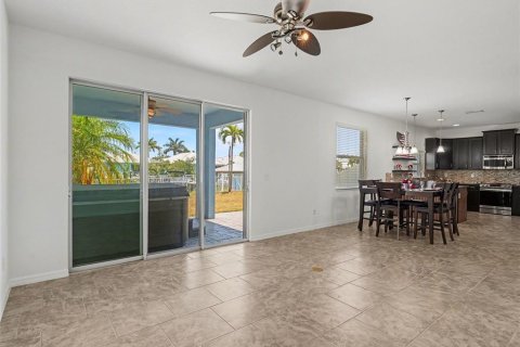 House in Apollo Beach, Florida 4 bedrooms, 251.39 sq.m. № 2141097 - photo 8