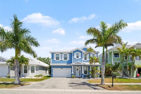 House in Apollo Beach, Florida 4 bedrooms, 251.39 sq.m. № 2141097 - photo 3