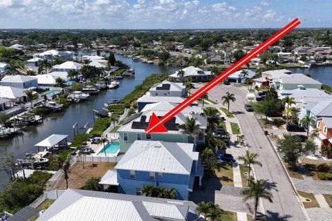 House in Apollo Beach, Florida 4 bedrooms, 251.39 sq.m. № 2141097 - photo 30