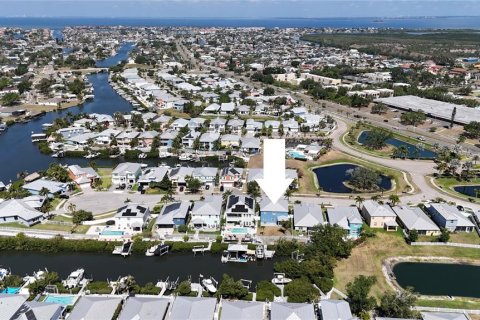 House in Apollo Beach, Florida 4 bedrooms, 251.39 sq.m. № 2141097 - photo 29
