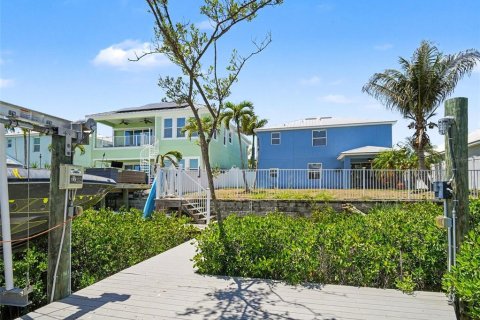 House in Apollo Beach, Florida 4 bedrooms, 251.39 sq.m. № 2141097 - photo 27