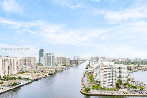 Condominio en venta en Hallandale Beach, Florida, 2 dormitorios, 94.76 m2 № 2017701 - foto 24