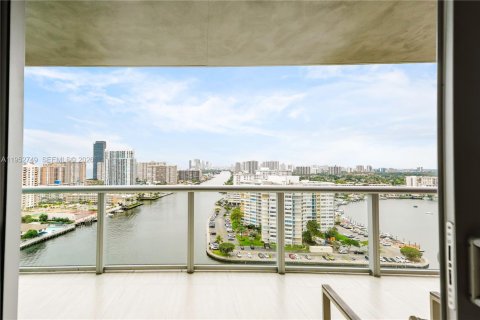 Condominio en venta en Hallandale Beach, Florida, 2 dormitorios, 94.76 m2 № 2017701 - foto 20