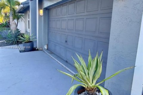 Casa en venta en Dania Beach, Florida, 3 dormitorios, 165.37 m2 № 1874399 - foto 4