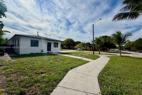 Снять в аренду виллу или дом в Опа-Локка, Флорида 2 спальни, 137.96м2, № 1989789 - фото 3