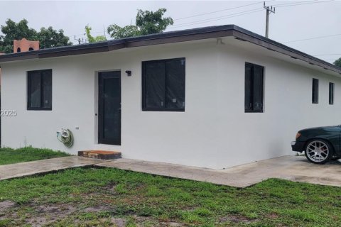 Снять в аренду виллу или дом в Опа-Локка, Флорида 2 спальни, 137.96м2, № 1989789 - фото 1