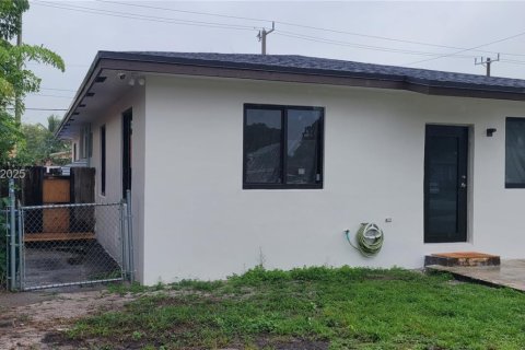 Снять в аренду виллу или дом в Опа-Локка, Флорида 2 спальни, 137.96м2, № 1989789 - фото 2