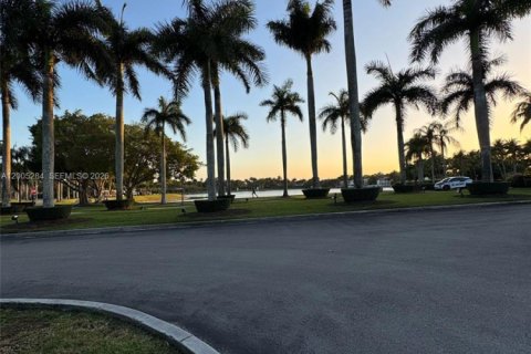 House in Doral, Florida 3 bedrooms, 212.47 sq.m. № 2069539 - photo 4