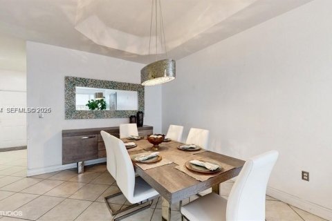 House in Doral, Florida 3 bedrooms, 212.47 sq.m. № 2069539 - photo 16