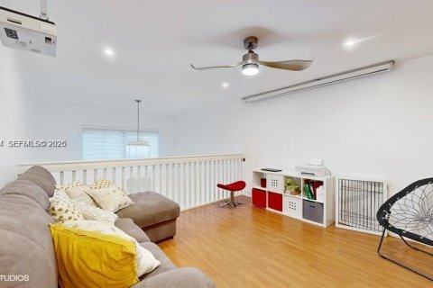 House in Doral, Florida 3 bedrooms, 212.47 sq.m. № 2069539 - photo 8