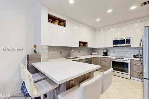 House in Doral, Florida 3 bedrooms, 212.47 sq.m. № 2069539 - photo 9