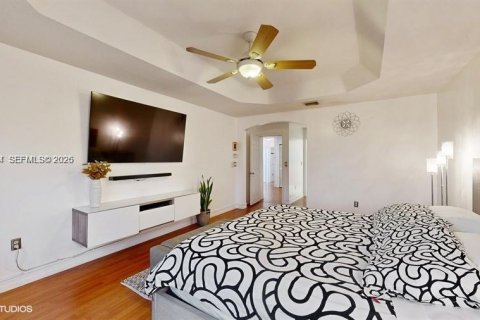 House in Doral, Florida 3 bedrooms, 212.47 sq.m. № 2069539 - photo 12