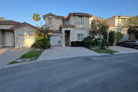 House in Doral, Florida 3 bedrooms, 212.47 sq.m. № 2069539 - photo 3