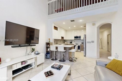 House in Doral, Florida 3 bedrooms, 212.47 sq.m. № 2069539 - photo 5