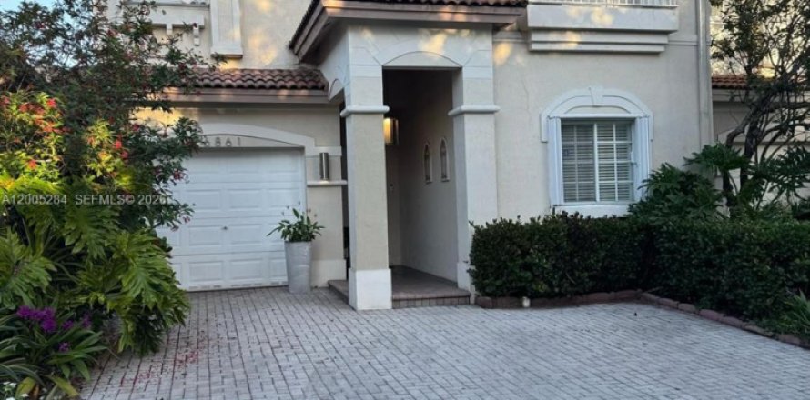 House in Doral, Florida 3 bedrooms, 212.47 sq.m. № 2069539