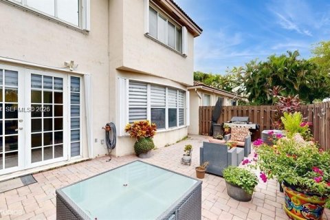 House in Doral, Florida 3 bedrooms, 212.47 sq.m. № 2069539 - photo 11