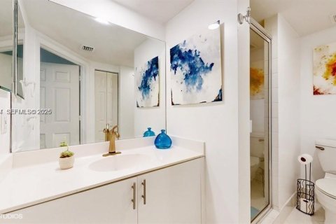 House in Doral, Florida 3 bedrooms, 212.47 sq.m. № 2069539 - photo 15