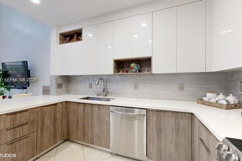 House in Doral, Florida 3 bedrooms, 212.47 sq.m. № 2069539 - photo 6