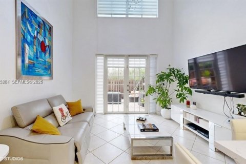 House in Doral, Florida 3 bedrooms, 212.47 sq.m. № 2069539 - photo 10