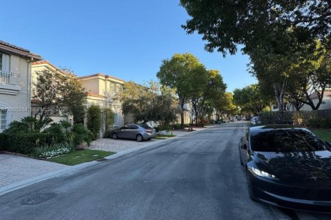 House in Doral, Florida 3 bedrooms, 212.47 sq.m. № 2069539 - photo 2