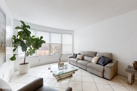 House in Doral, Florida 3 bedrooms, 212.47 sq.m. № 2069539 - photo 7