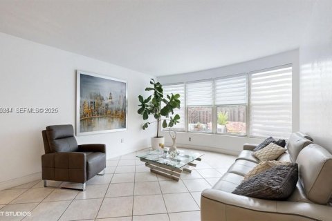 House in Doral, Florida 3 bedrooms, 212.47 sq.m. № 2069539 - photo 17