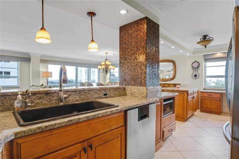 Condo in Pompano Beach, Florida, 2 bedrooms № 2245745 - photo 21