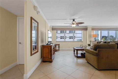 Condo in Pompano Beach, Florida, 2 bedrooms № 2245745 - photo 2