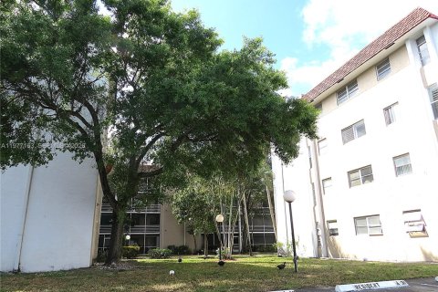 Купить кондоминиум в Лодерхилл, Флорида 2 спальни, 99.41м2, № 2045604 - фото 10