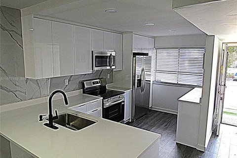 Кондоминиум с 2 спальнями в Лодерхилл, Флорида № 2045604