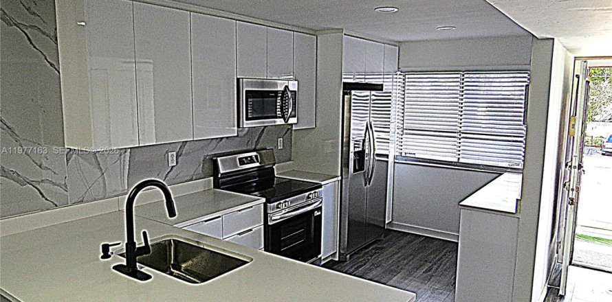 Кондоминиум с 2 спальнями в Лодерхилл, Флорида № 2045604