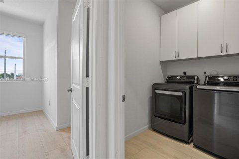 Villa ou maison à vendre à Miami, Floride: 5 chambres, 311.13 m2 № 1981080 - photo 15