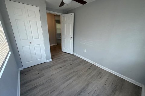 House in Saint Petersburg, Florida 4 bedrooms, 86.12 sq.m. № 2415151 - photo 7