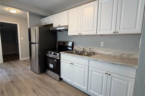 House in Saint Petersburg, Florida 4 bedrooms, 86.12 sq.m. № 2415151 - photo 2
