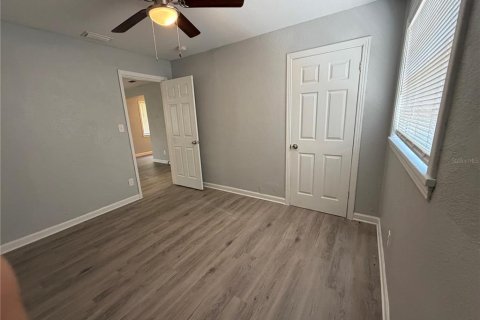 House in Saint Petersburg, Florida 4 bedrooms, 86.12 sq.m. № 2415151 - photo 9