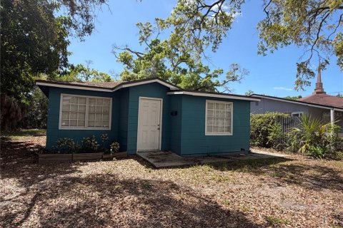 House in Saint Petersburg, Florida 4 bedrooms, 86.12 sq.m. № 2415151