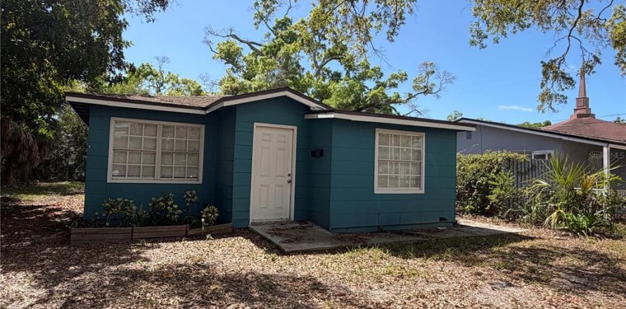 House in Saint Petersburg, Florida 4 bedrooms, 86.12 sq.m. № 2415151