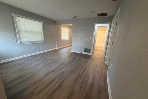 House in Saint Petersburg, Florida 4 bedrooms, 86.12 sq.m. № 2415151 - photo 4