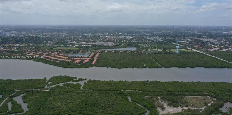 Land in Hollywood, Florida № 641812