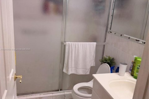 House in West Miami, Florida 3 bedrooms, 156.82 sq.m. № 2017312 - photo 12