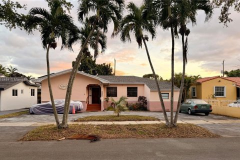 House in West Miami, Florida 3 bedrooms, 156.82 sq.m. № 2017312 - photo 3
