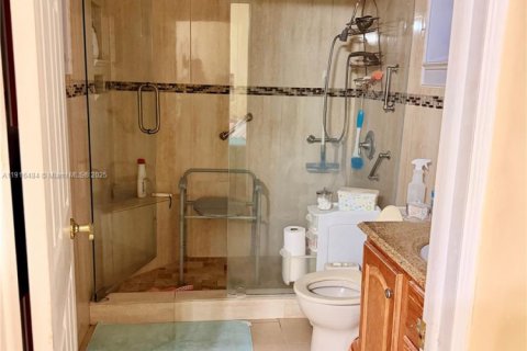 House in West Miami, Florida 3 bedrooms, 156.82 sq.m. № 2017312 - photo 11