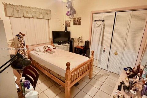 House in West Miami, Florida 3 bedrooms, 156.82 sq.m. № 2017312 - photo 9