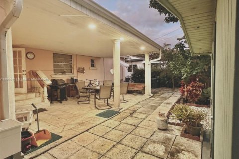 House in West Miami, Florida 3 bedrooms, 156.82 sq.m. № 2017312 - photo 14