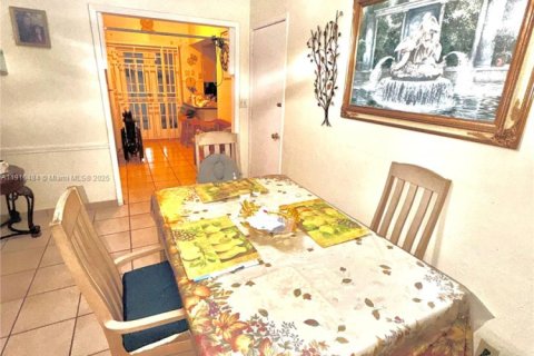 House in West Miami, Florida 3 bedrooms, 156.82 sq.m. № 2017312 - photo 8