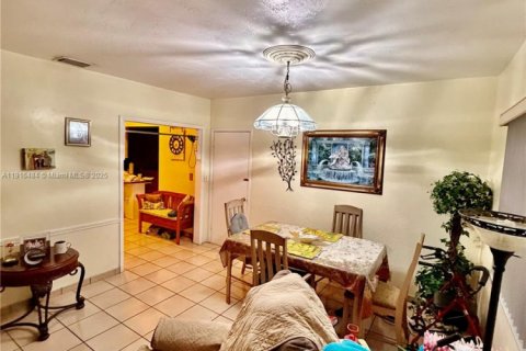 House in West Miami, Florida 3 bedrooms, 156.82 sq.m. № 2017312 - photo 7